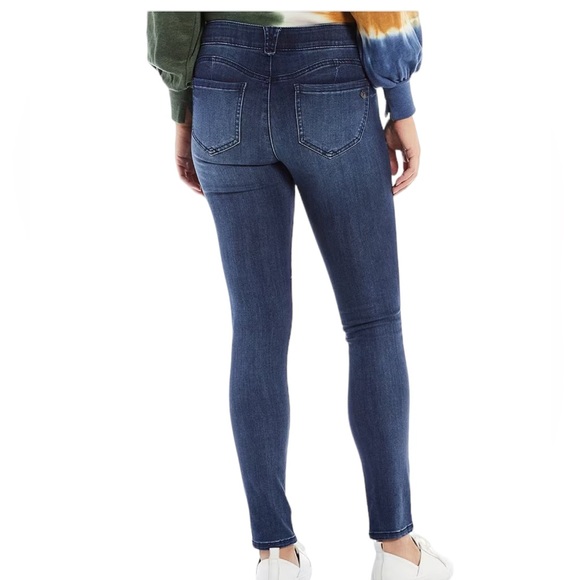 #262☑️Democracy Luxe Touch Distressed Booty Lift Jegging Jeans - Picture 2 of 12